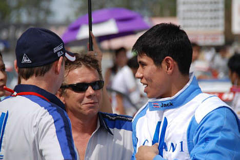 Thomas Raldorf (med ryggen til) og Jack Lemvard (th.) diskuterer dagens taktik med Gunther Klose - Jack's trofaste sponsor.